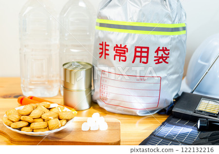 硬麵包、冰糖、魚腸、罐頭、飲用水、緊急物資一字排開。 硬麵包、冰糖、魚腸、罐頭、飲用水、緊急物資一字排開。 122132216