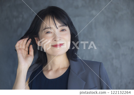 Middle-aged female 122132264