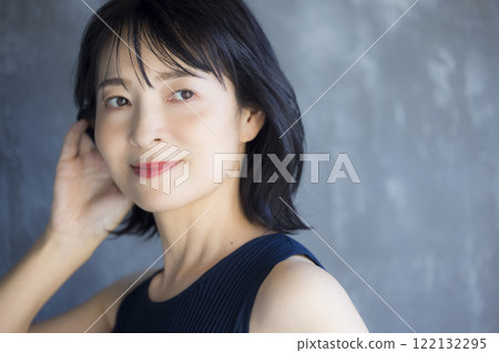 Middle-aged female 122132295