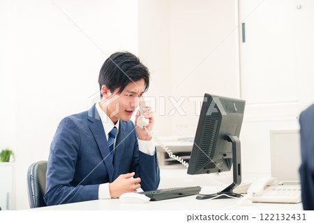 商人在電話裡大喊大叫 122132431