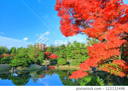 [Kyoto Prefecture] Symmetrical autumn foliage at Katsura Imperial Villa 122132496