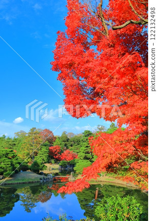 [Kyoto Prefecture] Symmetrical autumn foliage at Katsura Imperial Villa 122132498