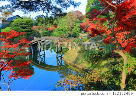 [Kyoto Prefecture] Symmetrical autumn foliage at Katsura Imperial Villa 122132499