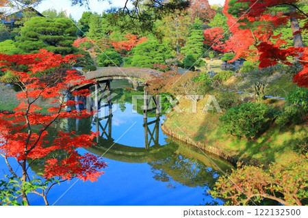 [Kyoto Prefecture] Symmetrical autumn foliage at Katsura Imperial Villa 122132500