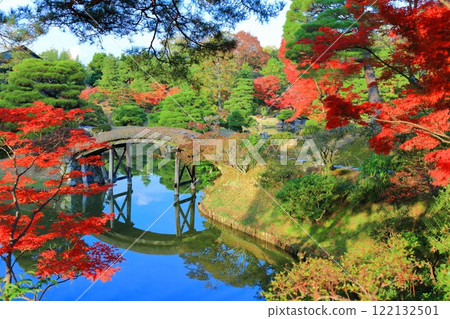 [Kyoto Prefecture] Symmetrical autumn foliage at Katsura Imperial Villa 122132501