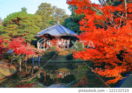 [Kyoto Prefecture] The symmetrical Garden Hall and autumn leaves of Katsura Imperial Villa 122132510