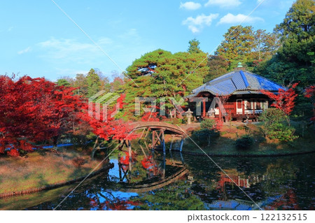 [京都府]對稱的桂離宮庭園和秋葉 122132515