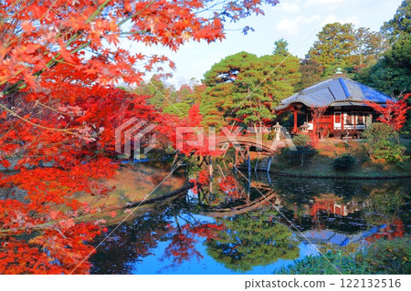 [京都府]對稱的桂離宮庭園和秋葉 122132516