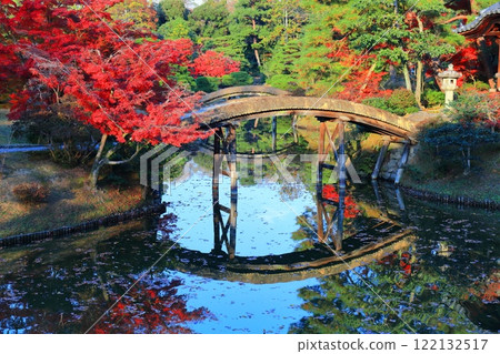 [Kyoto Prefecture] Symmetrical autumn foliage at Katsura Imperial Villa 122132517