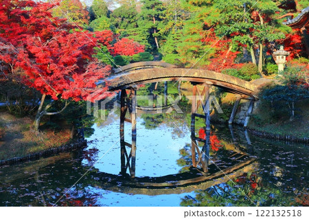 [Kyoto Prefecture] Symmetrical autumn foliage at Katsura Imperial Villa 122132518