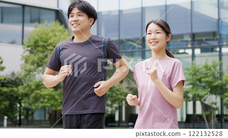Men and women jogging in the city 122132528