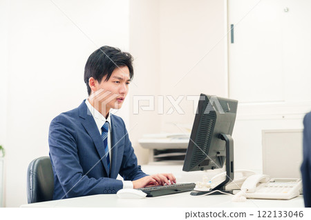 一個商人因為工作進展不順利而表情消極 一個商人因為工作進展不順利而表情消極 122133046