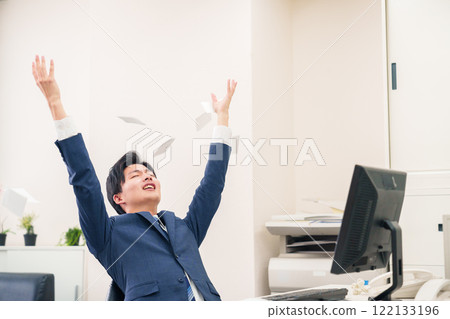 商人在辦公室撕毀文件 122133196