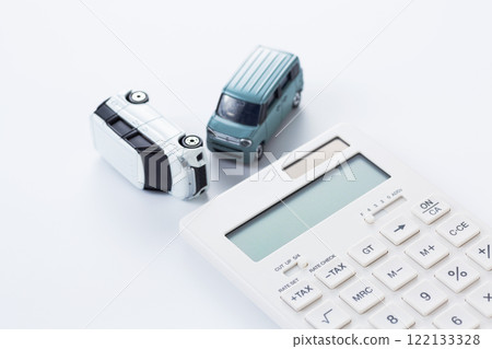 引起交通事故的汽車和白色計算器 122133328
