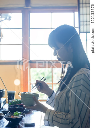 吃日本食物的少婦在旅館 122133376