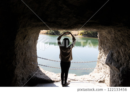 藍洞 - 站在燈火通明的窗戶前的女人 122133456