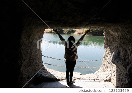 藍洞 - 站在燈火通明的窗戶前的女人 122133459