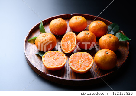 托盤上的橘子（黑色背景） 122133826