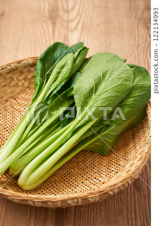 Fresh komatsuna (Japanese mustard spinach) served on a bamboo basket 122134993
