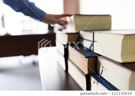 一間帶書的房間 122135614