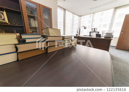 一間帶書的房間 122135618