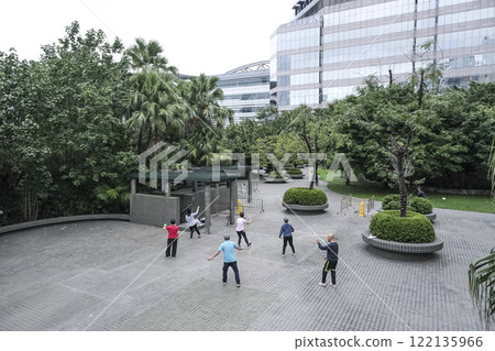 人們在香港島公園打太極拳 人們在香港島公園打太極拳 122135966