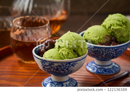 日本餐具上的抹茶冰淇淋 122136389
