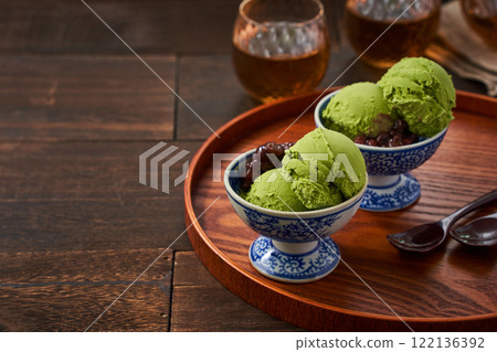 Matcha ice cream served on Japanese tableware 122136392