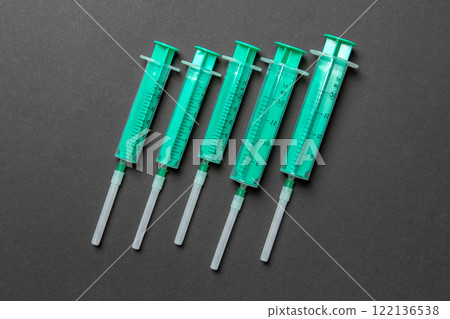 Top view of medical syringes on colorful background with copy space. Injection equipment concept 122136538