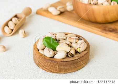Fresh healthy Pistachios in bowl on colored table background. Top view Healthy eating concept. Super foods 122137218