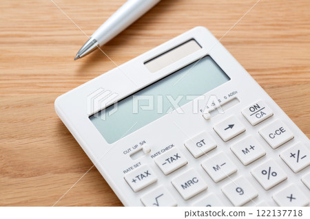 白色計算機和原子筆 122137718