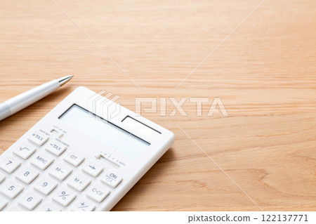 白色計算機和原子筆 白色計算機和原子筆 122137771