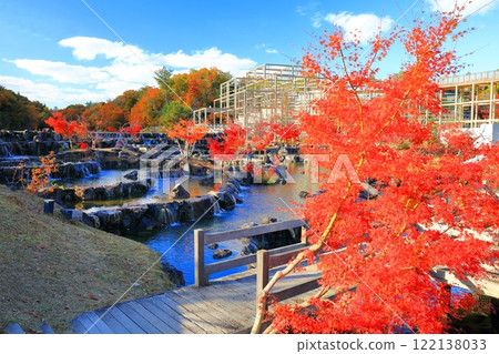 [Kyoto Prefecture] Waterside terrace and autumn leaves at Keihanna Memorial Park 122138033