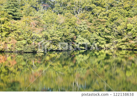 The mysterious lake surface and reflections seen from the walking course in Tsugaru Juniko Natural Recreation Forest 122138638
