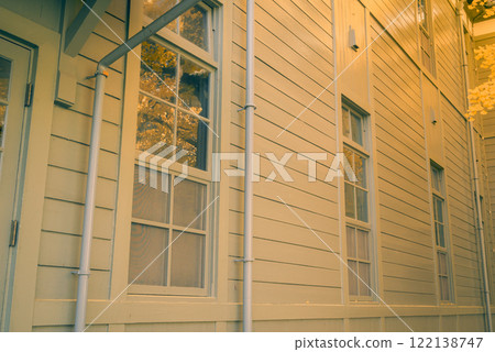 [Agatanonomori Park] The yellow of the ginkgo trees reflects off the exterior walls [Former Matsumoto High School] 122138747