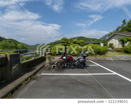 Muroo Dam's lake and bikes 122139031