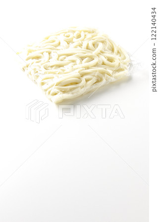 一袋烏龍麵在白色背景下煮之前的照片 122140434