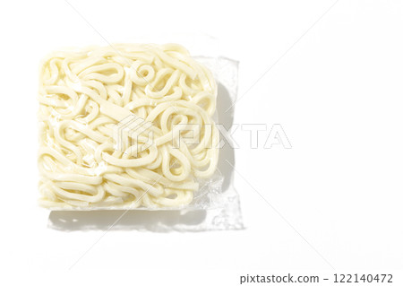 一袋烏龍麵在白色背景下煮之前的照片 一袋烏龍麵在白色背景下煮之前的照片 122140472