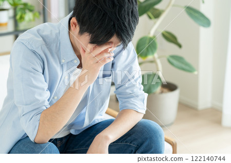 Worried young man 122140744