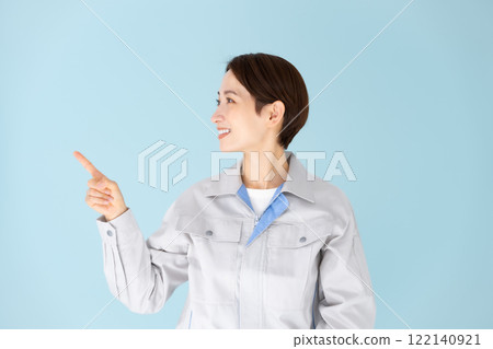 Woman, work clothes, pointing 122140921