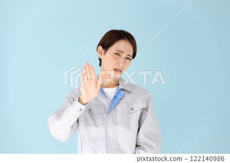 不允許穿女性工作服 122140986