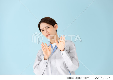 不允許穿女性工作服 122140997