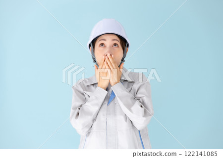 Woman, work clothes, helmet, surprised 122141085