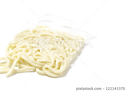 一袋烏龍麵在白色背景下煮之前的照片 122141370