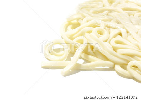 一袋烏龍麵在白色背景下煮之前的照片 122141372