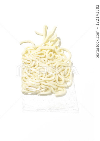 一袋烏龍麵在白色背景下煮之前的照片 122141382