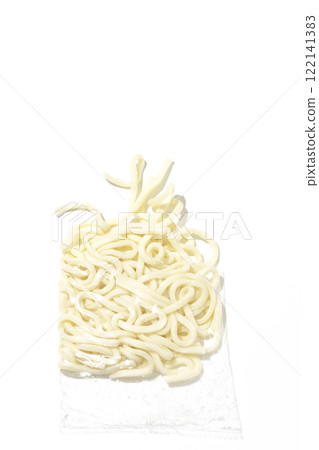 一袋烏龍麵在白色背景下煮之前的照片 一袋烏龍麵在白色背景下煮之前的照片 122141383