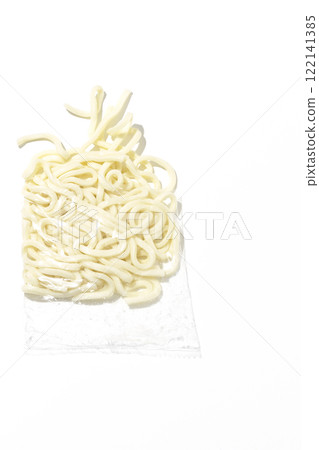 一袋烏龍麵在白色背景下煮之前的照片 一袋烏龍麵在白色背景下煮之前的照片 122141385