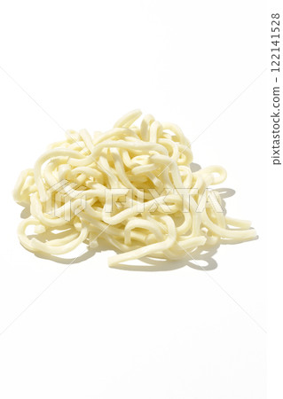 白色背景煮烏龍麵之前的照片 122141528