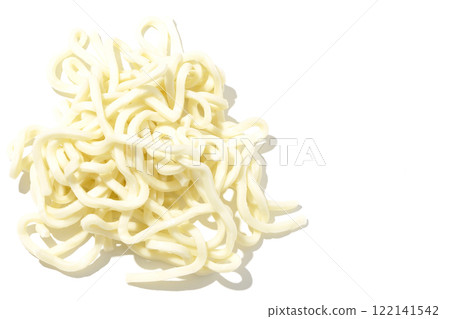 白色背景煮烏龍麵之前的照片 122141542